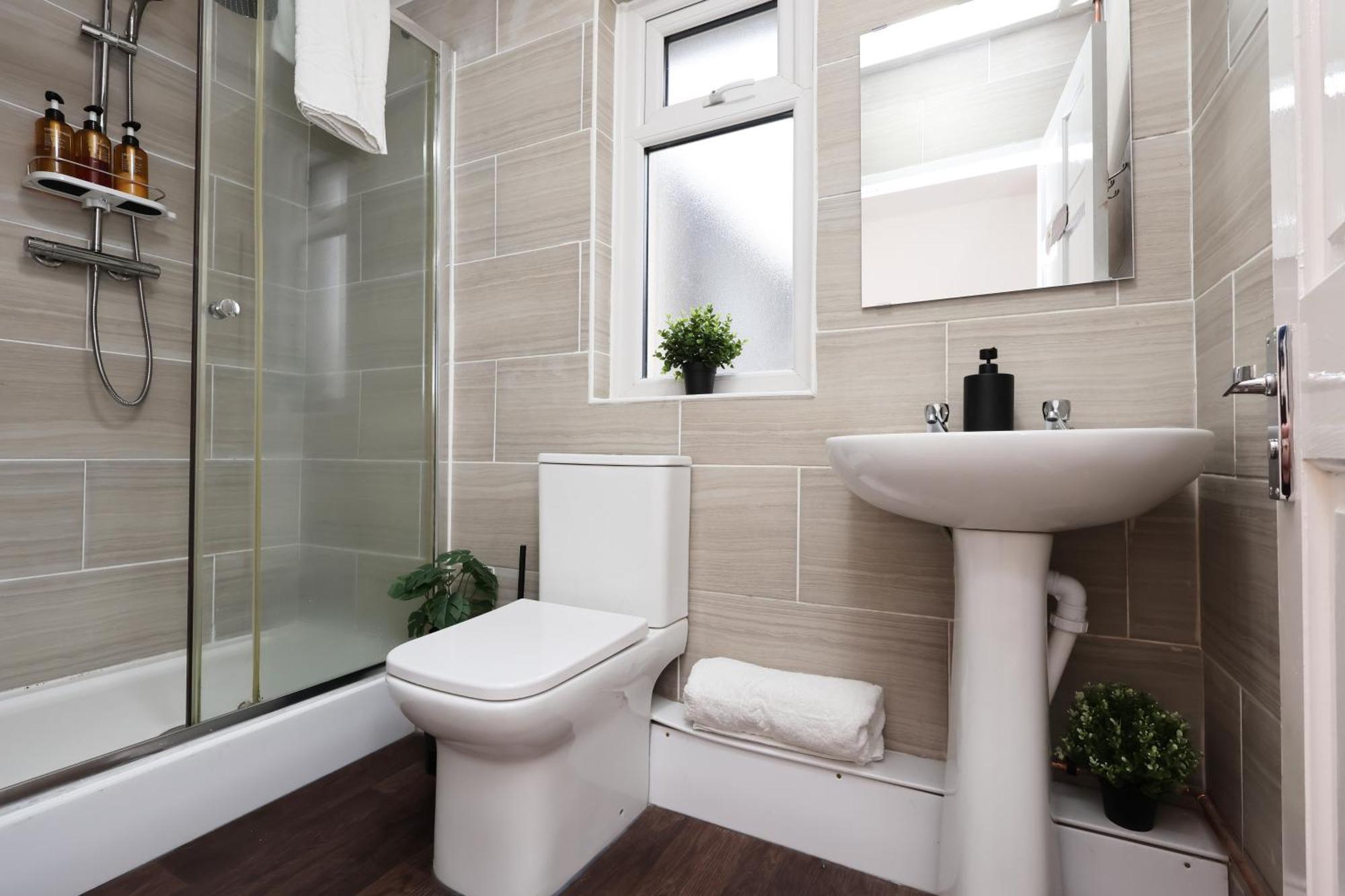 Cardiff City Guesthouse, Central Rooms, Fast Wi-Fi, On-Street Parking Exterior photo